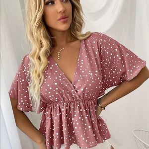 NWT Beautiful lightweight top with elastic waist